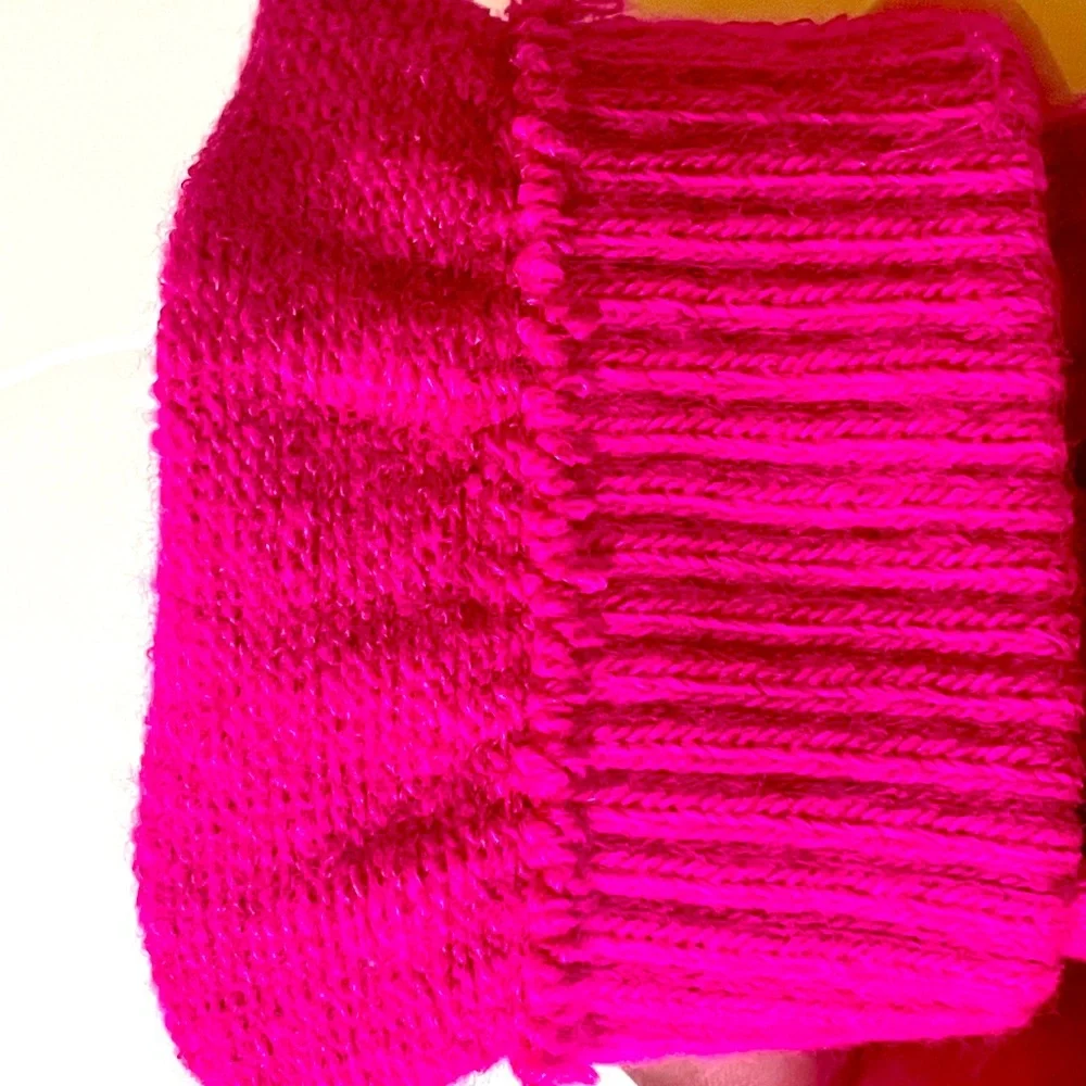 Warm stretchy, knitted, fuchsia colored gloves, SIZE: one size